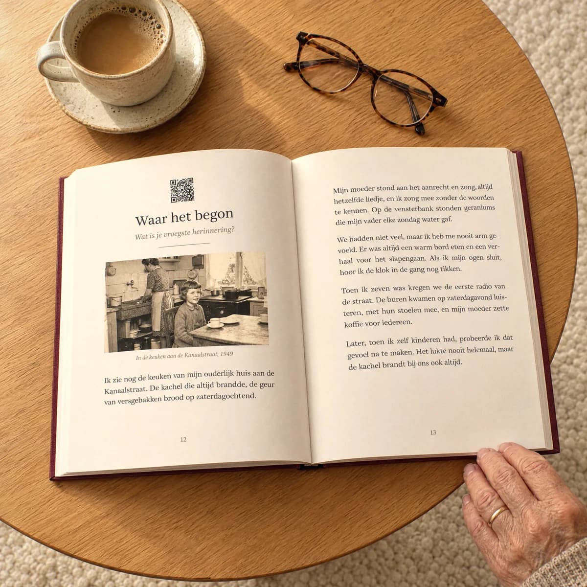 Ein aufgeschlagenes Dein Geschichtenbuch-Buch mit Fotos und Text.