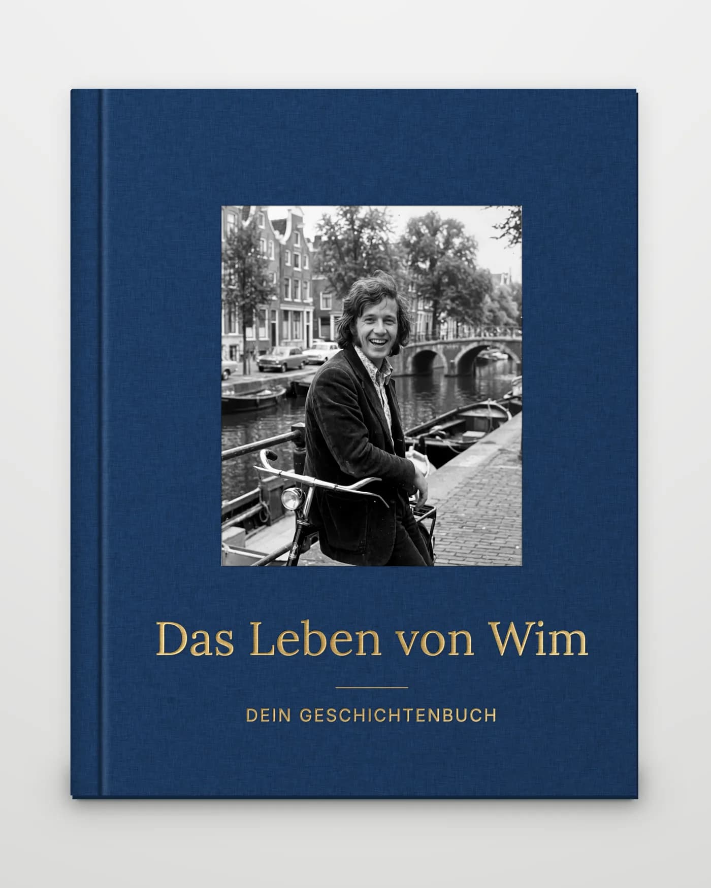 Wim hält sein eigenes Hardcover-Buch, Das Leben von Wim.