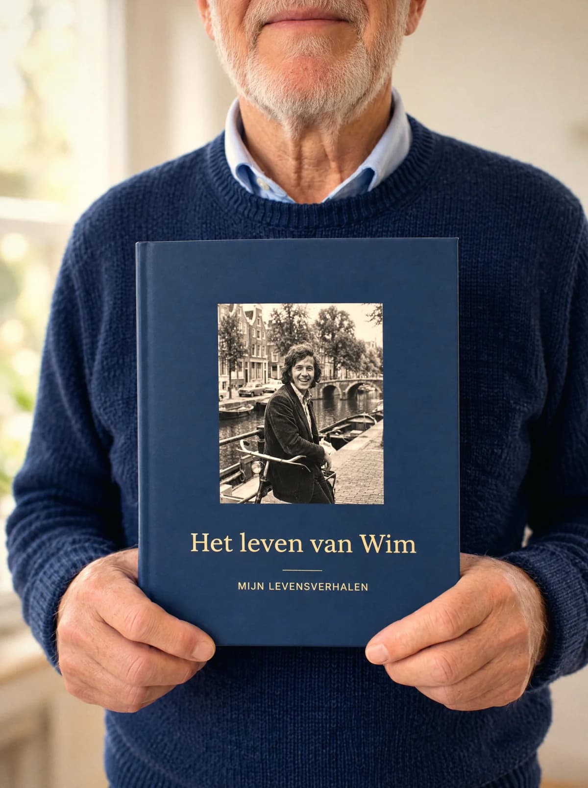 Wim hält sein Mijn Levensverhalen-Buch Het leven van Wim.