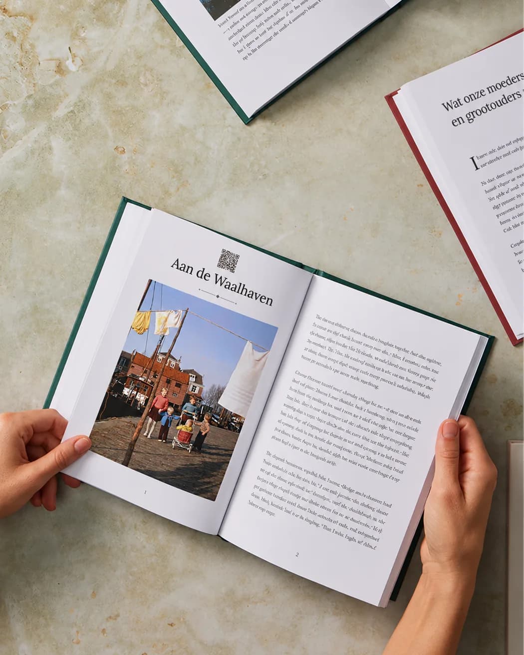 Aufgeschlagenes Dein Geschichtenbuch-Buch mit Foto, Geschichte und QR-Code auf einer Seite
