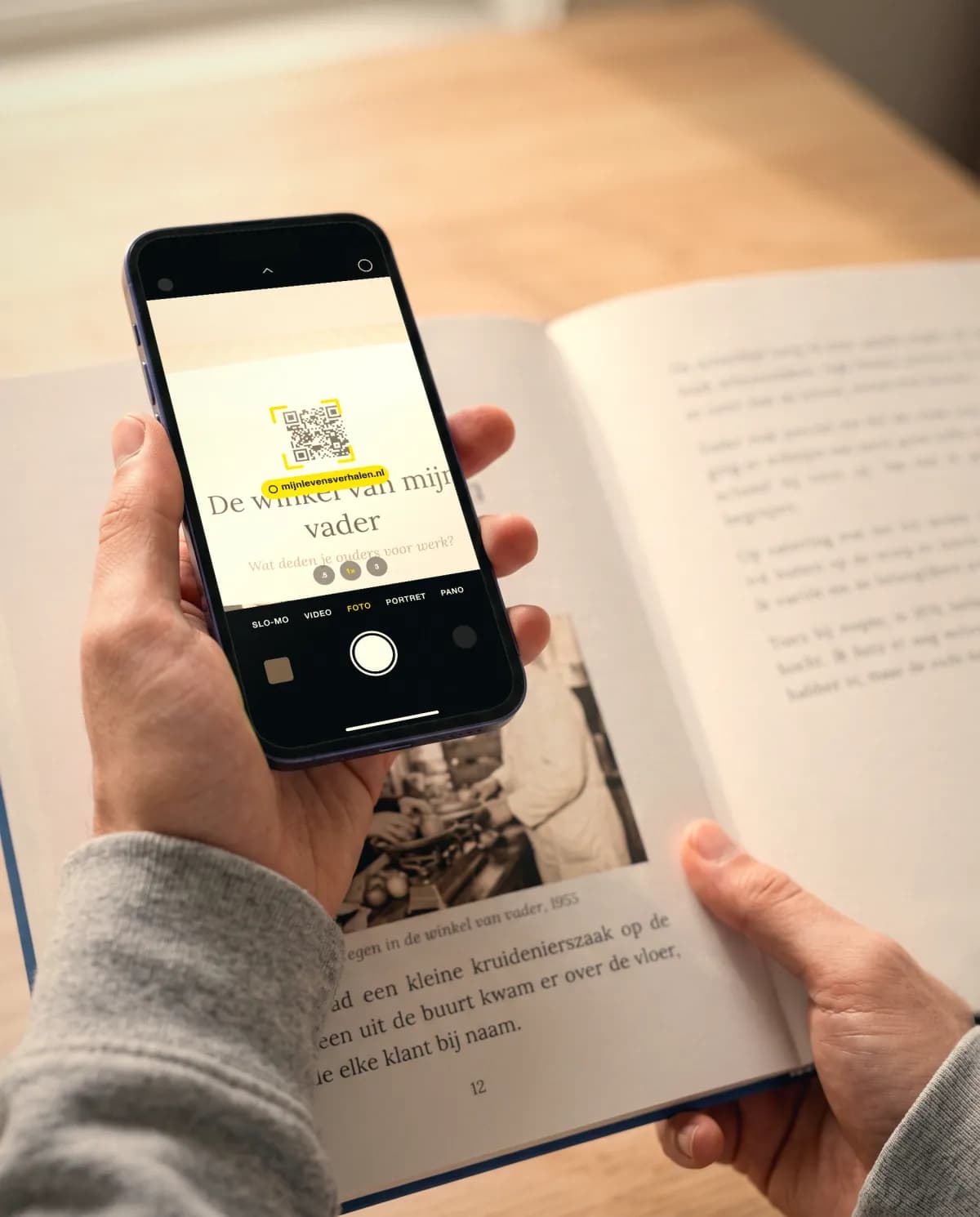 Jemand scannt einen QR-Code in einem Dein Geschichtenbuch-Buch.