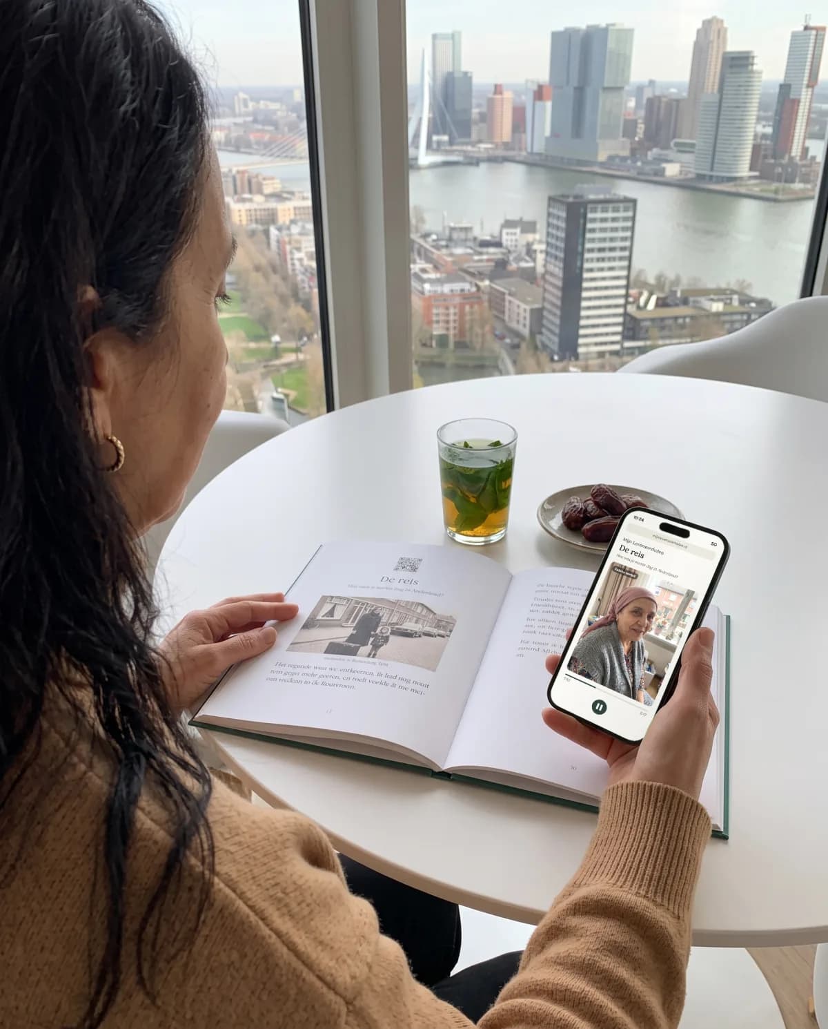 Samira mit dem Buch ihrer Mutter Fatima in ihrer Wohnung hoch über Rotterdam.