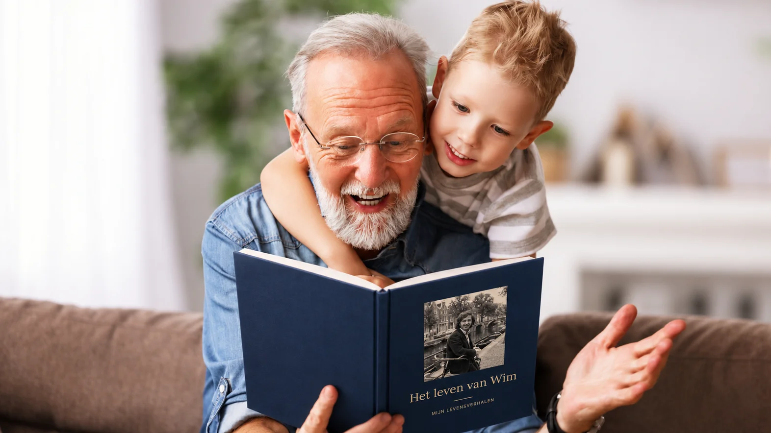 Ein Opa sitzt mit seinem Enkel auf dem Sofa und liest in seinem Dein Geschichtenbuch-Buch